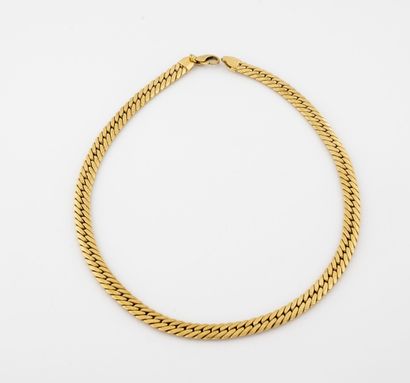Necklace in yellow gold (750) with flat curb...