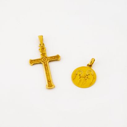 Pendentif croix et médaille religieuse en...