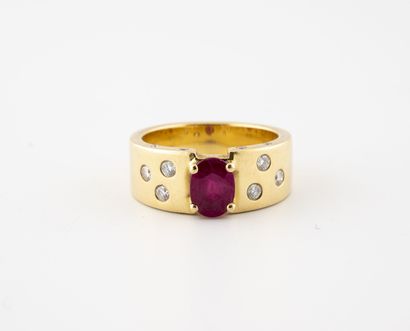Bague ceinture en or jaune (750) centrée...