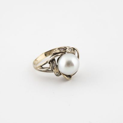 PORTUGAL, XXème siècle
Bague en or gris (750)...