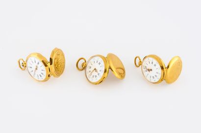 Lot de trois montres de col en or jaune (750).

Couvercles...