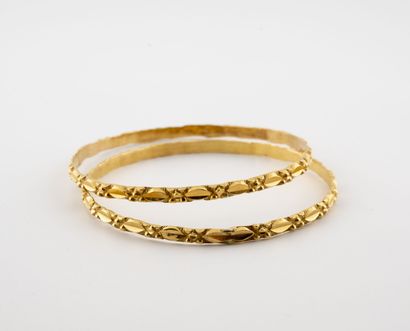 Two bracelets in yellow gold (750) with pastilles....