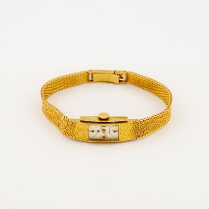 LIP
Montre bracelet de dame en or jaune (750).

Boîtier...