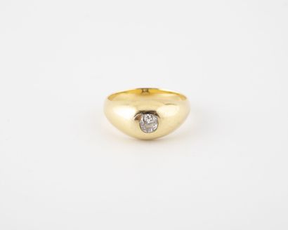 Bague jonc en or jaune (750) ornée d'un diamant...