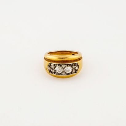 Bague jonc en or jaune (750) et platine (850)...