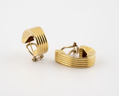 Pair of yellow gold (750) grooved ear clips....