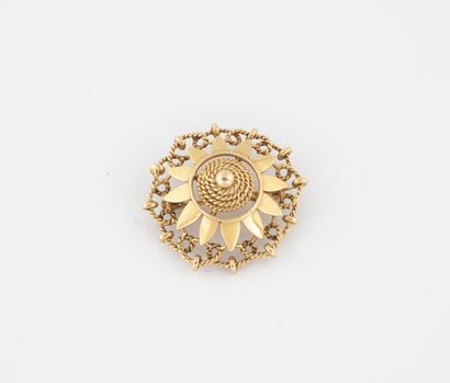 Yellow gold (750) brooch featuring a flower,...