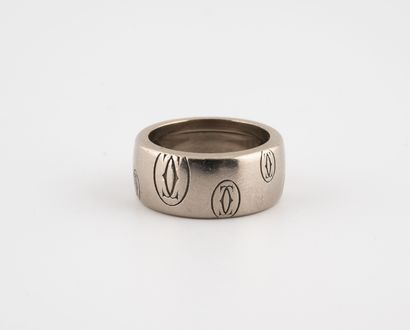 CARTIER
Bague bandeau en or gris (750) siglée....
