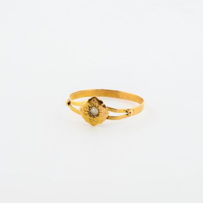 Bague en or jaune (750) centrée d'une semence...