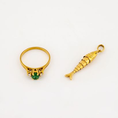 Bague en or jaune (750) centrée d'une émeraude...