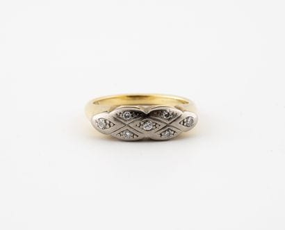 Bague en ors jaune et gris (750) ornée de...