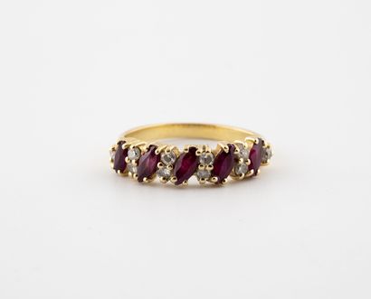 Bague en or jaune (750) ornée de petits rubis...