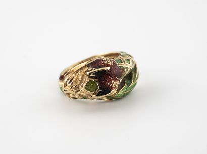 Bague serpent en or jaune (750) à décor émaillé....