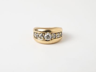 Bague jonc en or jaune (750) ornée de 7 diamants...
