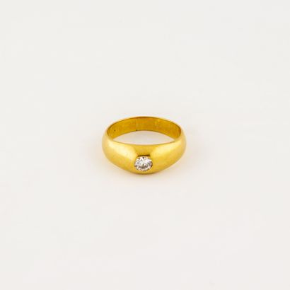 Bague jonc en or jaune (750) ornée d'un diamant...