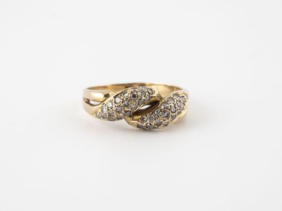 Bague en or jaune (750) torsadée ornée de...