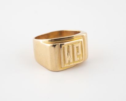 Bague chevalière en or jaune (750) chiffrée...