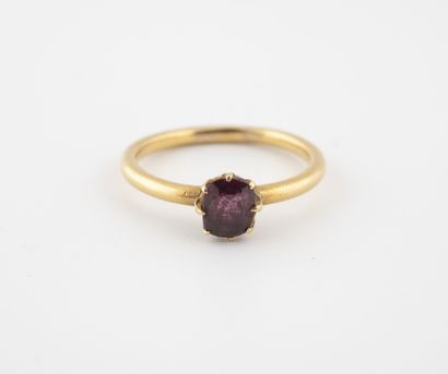 Bague en or jaune (750) ornée d'un rubis...