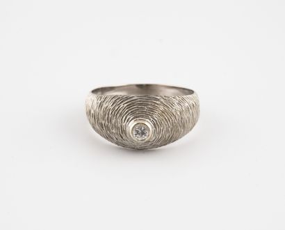 Bague jonc en or gris (750) ciselée et centrée...