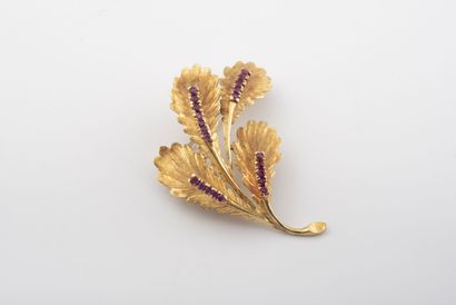 Leaf brooch in yellow gold (750), set with...