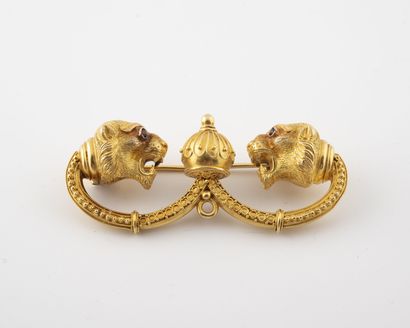 Chased yellow gold (750) lion's head brooch,...