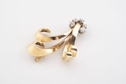 Yellow gold (750) brooch with four radiating...