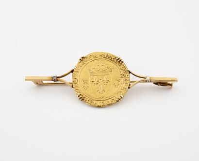 Broche en or jaune (750) ornée d'un écu de...