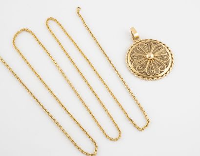 Yellow gold (750) pendant with filigree....
