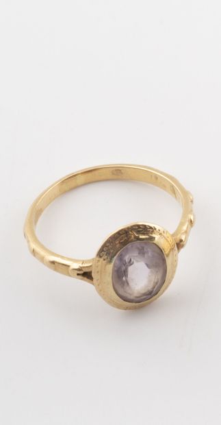 Bague en or jaune (750) retenant une améthyste...