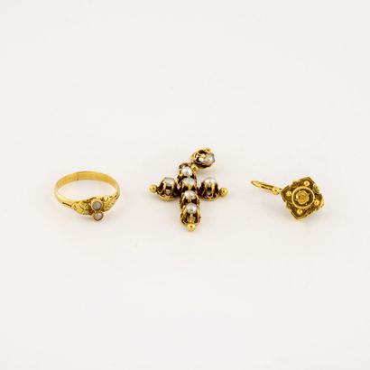 Lot en or jaune (750) comprenant : 

- Une...