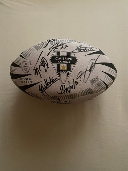 un ballon de rugby et un maillot signé du...
