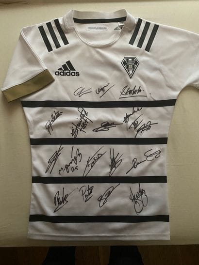 un ballon de rugby et un maillot signé du...