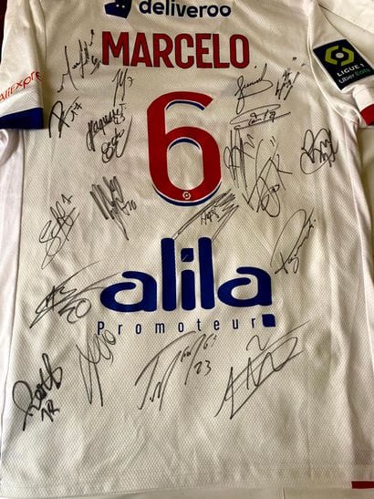 Maillot et ballon de foot de l'Olympique...