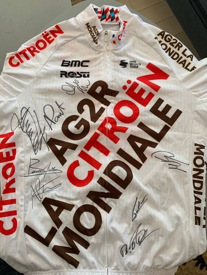 Maillot signé par l'équipe cycliste AG2R...