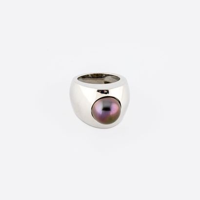 
Importante bague en or jaune (750) rhodié...