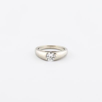 Bague solitaire en platine (850) ornée d'un...