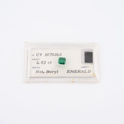 Emerald on emerald cut paper.

Weight : 1.83...