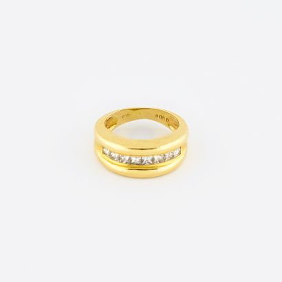 
Bague bandeau en or jaune (750) ornée de...