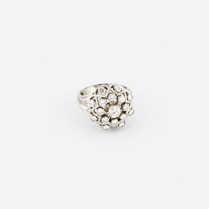 
Bague fleur stylisée en or jaune (750) rhodié...