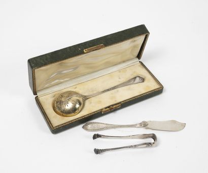 Lot including : 

- A silver sugar tongs...