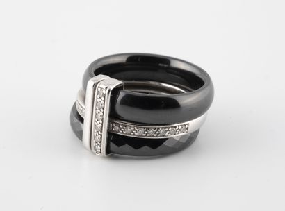 
Bague composée de trois anneaux, deux en...
