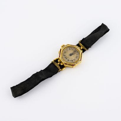 
Lady's wrist watch. 

Octagonal case in...