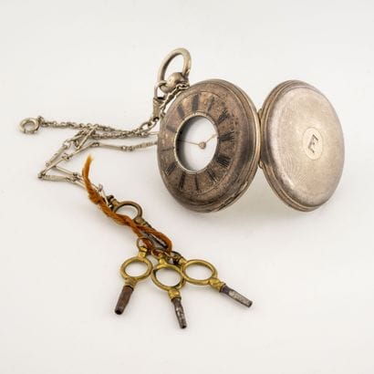 Silver half-savonnette pocket watch (800).

Porthole...