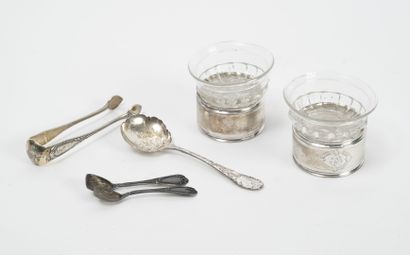 Lot including : 

- Pair of molded glass...