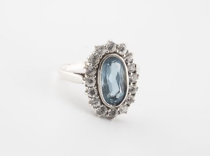 
Silver daisy ring (min. 800) with oval bezel...