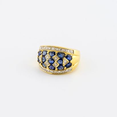 
Bague jonc en or jaune (750) à motif d'un...
