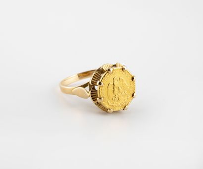 Yellow gold ring (750) holding a Mexican...