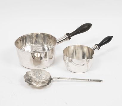 Silver lot (950) including :

- a strawberry...