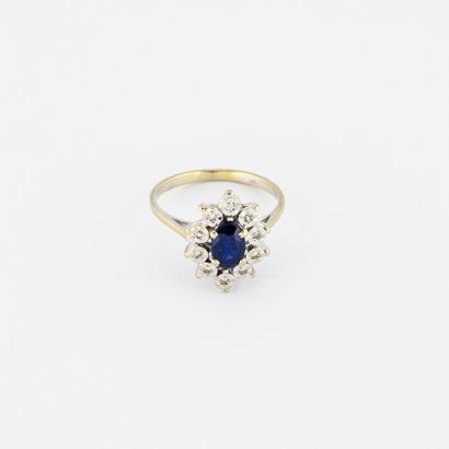 Bague fleur en or gris (750) centrée d'un...
