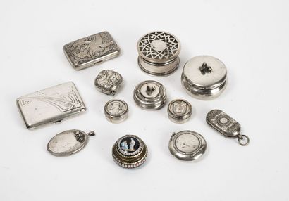 Lot comprenant :
- Two silver boxes (925)...